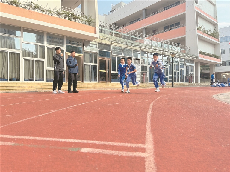 秋硕小学曹鸿斌夺得全市中小学生田径比赛1500米冠军